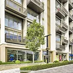 2 Bedroom Modern Apartment Next To Westfield London
