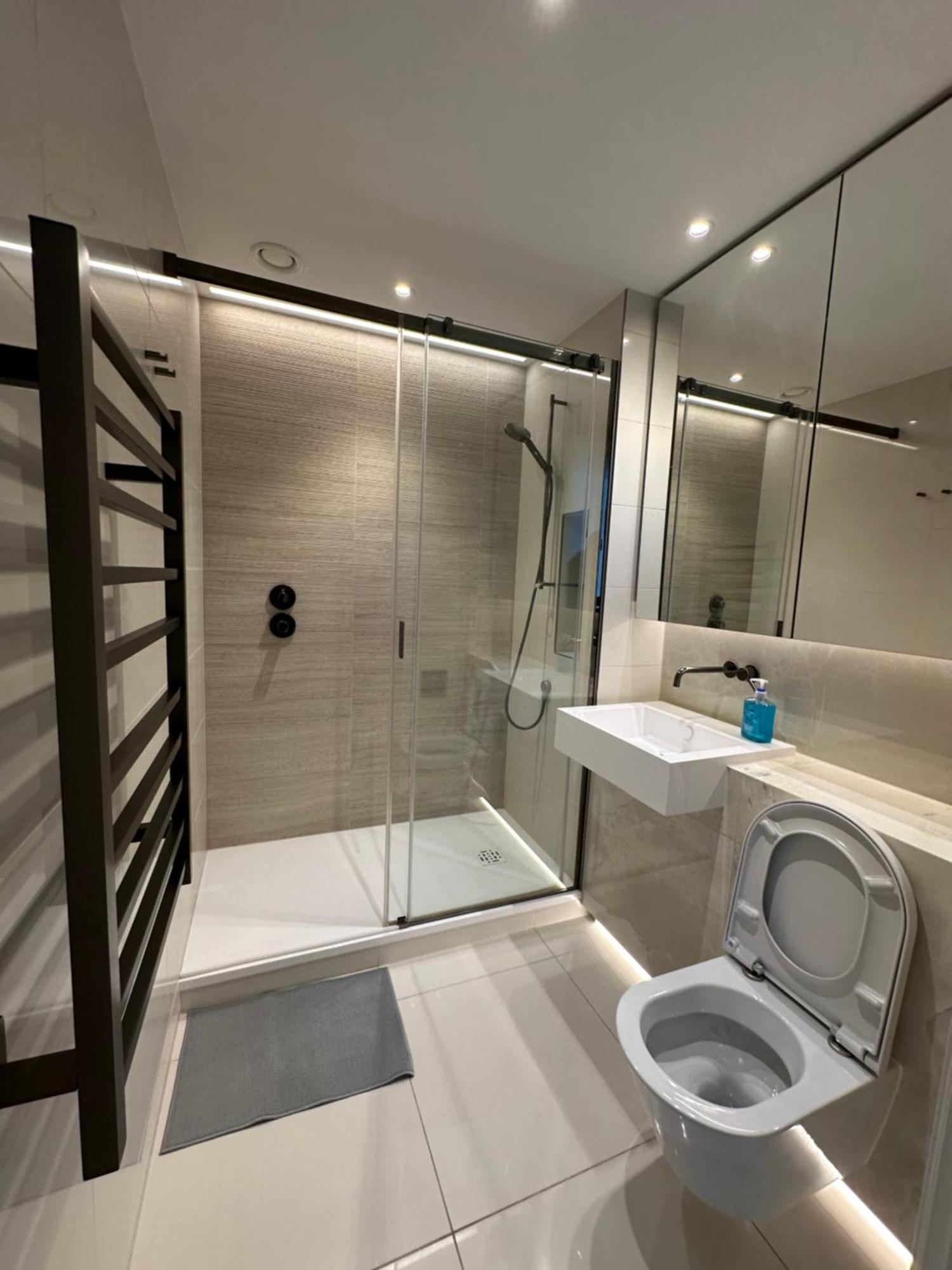 2 Bedroom Modern Next To Westfield Londres